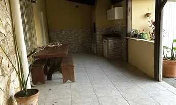 Imagem 6: Casa térrea mais antiga, semi mobiliada, com 03 dormitórios, sendo 02 suítes, 01 bwc socia