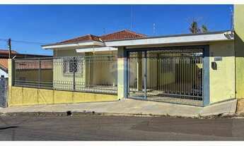 Imagem 2: Para Amantes do Estilo Clássico Casa com Detalhes Originais e Jardim