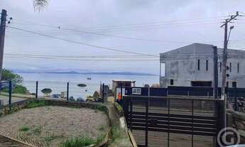 Imagem 5: Casa espaçosa e semimobiliada em Sambaqui, perfeita para famílias