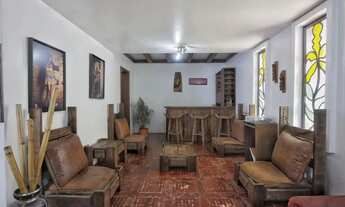 Imagem 7: Casa com 300m², localizada na zona sul de Porto Alegre, com lareira, piscina e 3 vagas de