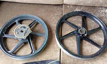 Imagem 2: Vendo rodas de boa aro 17 e aro 19 600 reais o par com rolamentos bons e alinhadas ..