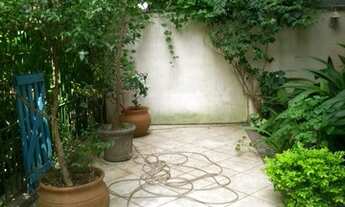 Imagem 7: CASA DE FUNDOS INDEPENDENTE ATRAS DE UM PRÉDIO/ PRIVATIVA