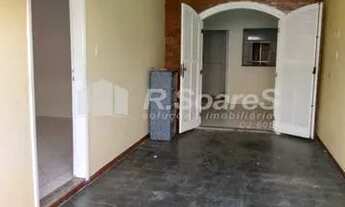 Imagem: CASA LINEAR COM TRÊS QUARTOS, SENDO UM