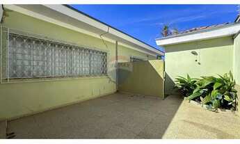 Imagem 6: Para Amantes do Estilo Clássico Casa com Detalhes Originais e Jardim