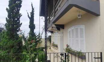 Imagem 2: Sobrado de Luxo com Piscina e Jardim