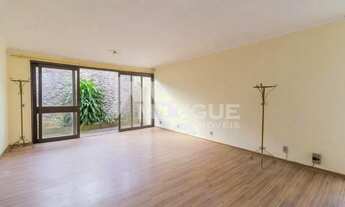 Imagem 2: Casa residencial com 3 dormitórios e 4 vagas no bairro Jardim Itu Sabará em Porto Alegre c