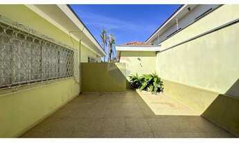 Imagem 5: Para Amantes do Estilo Clássico Casa com Detalhes Originais e Jardim