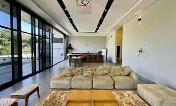 Imagem 3: Sobrado alto padrão, com 600m², 4 quartos/suítes, à venda no Condomínio Arara Vermelha em