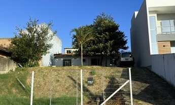 Imagem: Casa de alvenaria residencial no fundo do