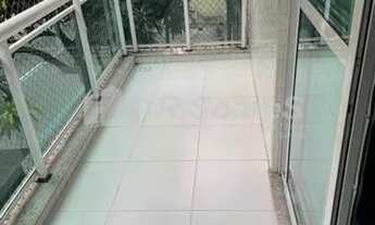 Imagem: Apartamento com varanda e três quartos