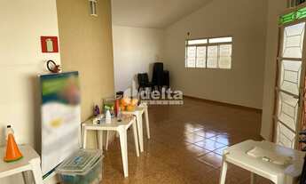 Imagem 2: Casa para aluguel, 3 quartos, 1 suíte, 2 vagas, Umuarama - Uberlândia/MG