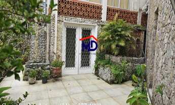 Imagem 2: Casa duplex, bem localizada, 4 quartos, 5 vagas cobertas, silenciosa, ajardinada