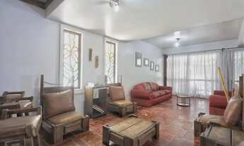 Imagem 5: Casa com 300m², localizada na zona sul de Porto Alegre, com lareira, piscina e 3 vagas de