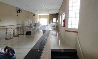 Imagem 3: Salão comercial medindo aproximadamente 180 m2 com 2 banheiros, refeitório e terraço