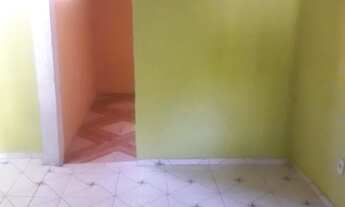 Imagem 3: Casa com piscina e portão de garagem $750 reais