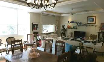 Imagem 6: Prédio Clássico com poucos andares, sem elevador e portaria com horários. Em frente a praç