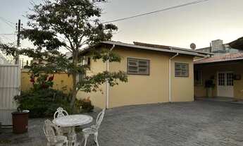 Imagem 3: Casa térrea mais antiga, semi mobiliada, com 03 dormitórios, sendo 02 suítes, 01 bwc socia