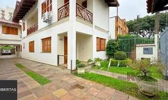 Imagem 2: Casa em Porto Alegre, no bairro Tristeza, com 3 dormitório(s), e 3 banheiros, à