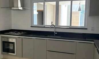 Imagem 4: Casa Térrea de Alto Padrão no Villaggio II: 3 Suítes, Lazer Integrado e Energia Fotovoltai