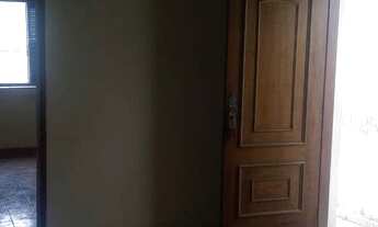 Imagem 2: Casa térrea em avenida comercial