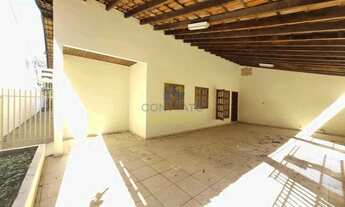 Imagem 3: Casa disponível para Locação no bairro Coophema, próximo à com três quartos sendo duas suí