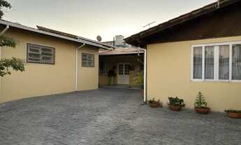 Imagem 4: Casa térrea mais antiga, semi mobiliada, com 03 dormitórios, sendo 02 suítes, 01 bwc socia