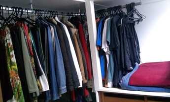 Imagem 4: CASA DE FUNDOS INDEPENDENTE ATRAS DE UM PRÉDIO/ PRIVATIVA