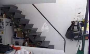 Imagem 7: Apartamento tipo Studio, com sala e cozinha integrada no primeiro andar, pé direito alto