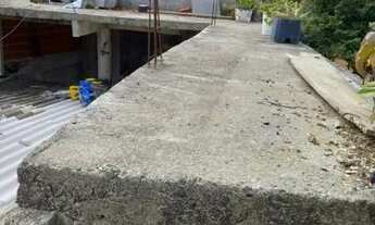 Imagem 3: Vendo um pedaço de terra de fundo com uma laje