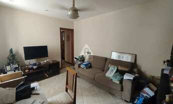 Imagem 4: 2 quartos com armários embutidos, vaga na garagem e cozinha planejada com adega