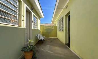 Imagem 3: Para Amantes do Estilo Clássico Casa com Detalhes Originais e Jardim