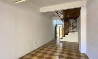 Imagem 2: CASA COM 4 DORMITÓRIOS E PÁTIO COM CHURRASQUEIRA NO CENTRO HISTÓRICO