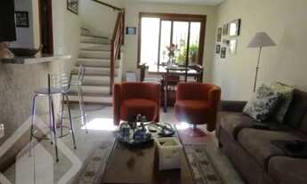 Imagem: Casa com 3 pavimentos em condomínio pequeno