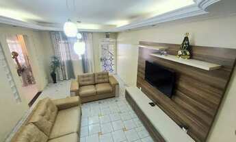 Imagem 2: Lindo sobrado na QNL 11 - Bloco J com 4 quartos