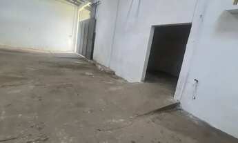 Imagem: Galpão com escritórios e uma casa