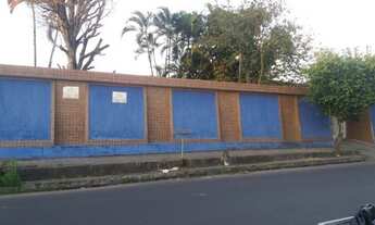 Imagem: Terreno murado e com casa de apoio da rua