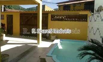 Imagem 2: CASA COM QUATRO QUARTOS, SENDO TRÊS SUÍTES, RUA TEJO EM VILA VALQUEIRE