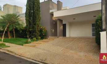 Imagem 2: Casa de condomínio térrea para aluguel tem 205 metros quadrados com 3 quartos