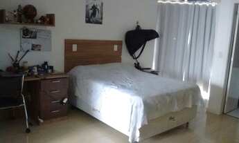 Imagem 3: Casa de condomínio para aluguel e venda possui 450 metros quadrados com 5 quartos