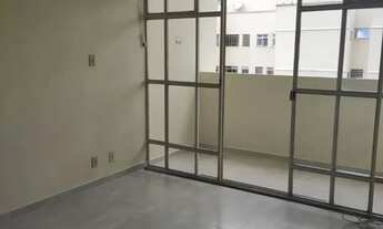 Imagem 2: Ótimo apto de 2 quartos com piso porcelanato, sala com sacada com piso porcelanato, banhei