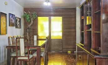 Imagem 2: Casa com 300m², localizada na zona sul de Porto Alegre, com lareira, piscina e 3 vagas de