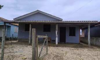 Imagem 2: Casa em Jaguaruna, 2 quartos, 4 vagas de estacionamentos e varanda