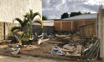 Imagem 7: Lotes de 200m na AV principal (condomínio fechado