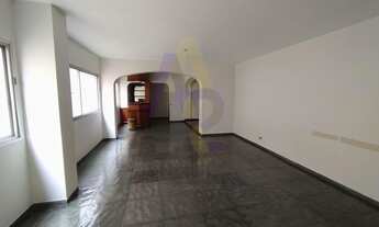 Imagem 2: Apartamento espaçoso, em muito bom estado. Com 4 dormitórios, sendo 2 suítes e 2 vagas de