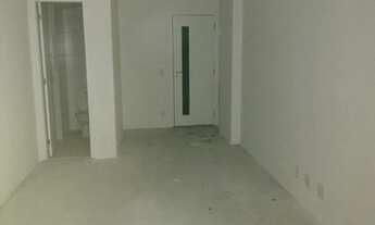 Imagem 3: Sala comercial, vazia, andar alto, vista livre. Ideal para investidores e profissionais li