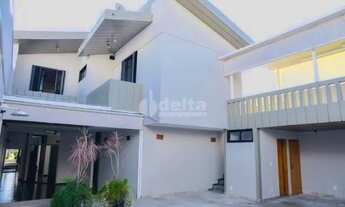 Imagem 2: Casa para aluguel, 4 quartos, 2 suítes, 4 vagas, Tabajaras - Uberlândia/MG
