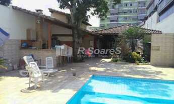 Imagem: CASA COM QUATRO QUARTOS, SENDO DUAS SUÍTES