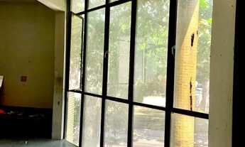 Imagem 2: Prédio comercial na Avenida Nazaré em frente à Basílica