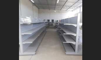 Imagem 3: Galpão com mobiliário para supermercado