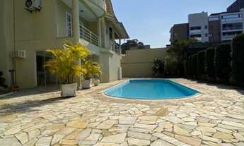 Imagem 3: CASA DE ALTO PADRÃO COM 3 SUÍTES, PISCINA E CERCADA POR ÁREA VERDE NO BAIRRO ANITA GARIBAL